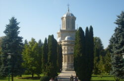 Curtea de Argeș - mănăstire