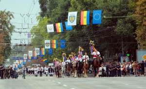 Ziua-Independentei-R-Moldova-fata-de-URSS-27-august-parada-portului-popular