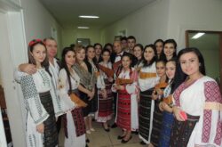Gheorghe Zamfir este alături de «Mugurii Zamfirieni» și Dumitru PASĂRE