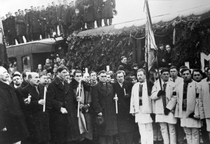 Capitanul Corneliu Zelea-Codreanu la Gara de Nord la venirea lui Mota și Marin - februarie 1937