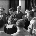 1944- Regele Mihai la intalnire cu presa la palat .