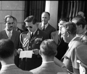 1944- Regele Mihai la intalnire cu presa la palat .