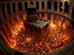Lumina-Sfanta-Sfantul-Mormant-Ierusalim