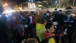 Zeci de forțe de ordine au înconjurat la miezul nopții autocarul AUR din Piața Victoriei și au descins pentru un control, fără mandat, fără dispoziție și fără a se legitima