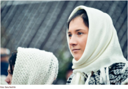 Fata cu port traditional