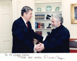 Preotul Gheorghe Calciu și Ronald Regan