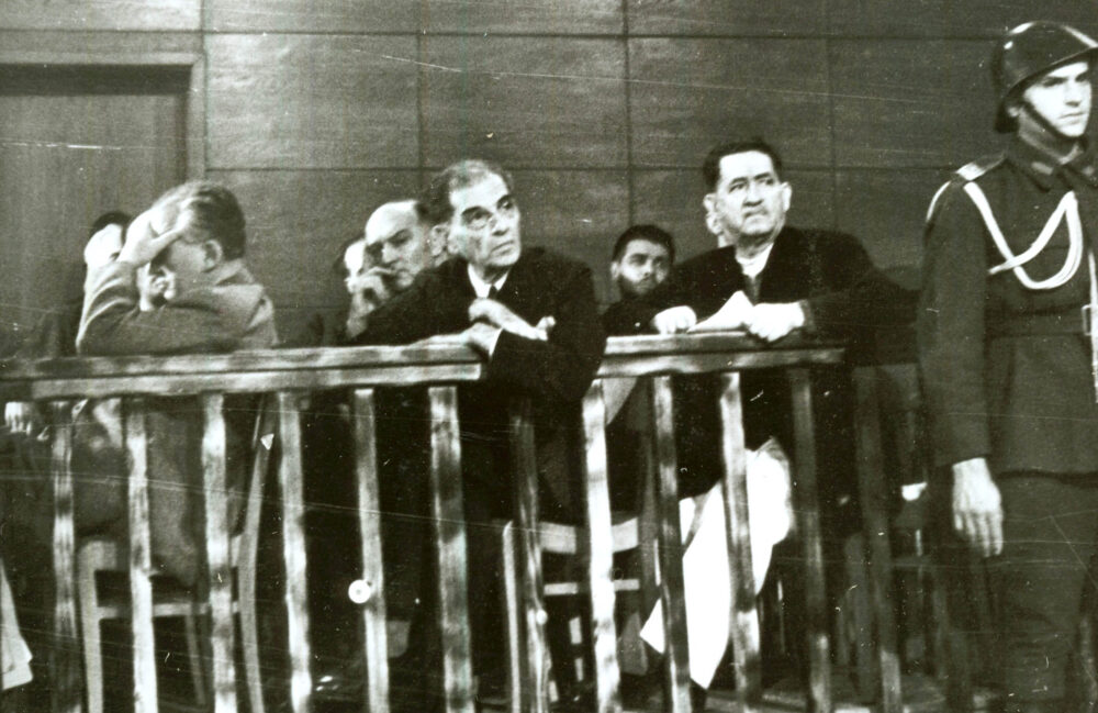 Ion Mihalache (dreapta) la procesul său din 1947