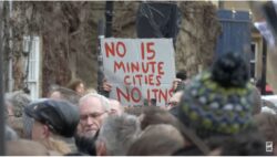 Proteste - ORAȘUL DE 15 MINUTE