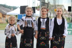 Copii im costume populare