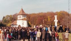 FOTO-DOCUMENT. Imagini inedite de la sfințirea Crucii Rezistenței de la Sâmbăta de Sus (1995)